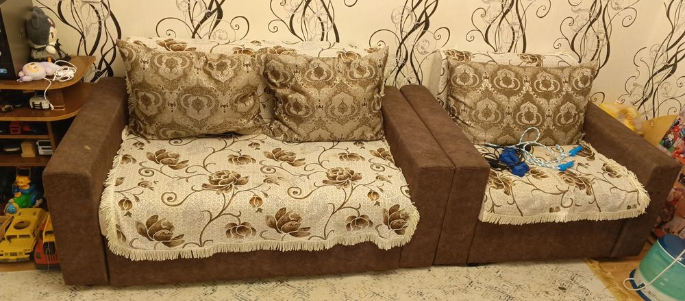 Диван тройка, в хорошем состоянии.