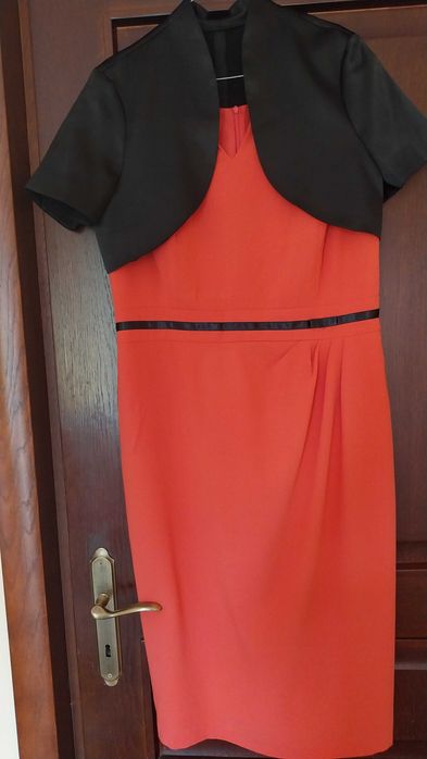 Rochie elegantă cu jachetă.
