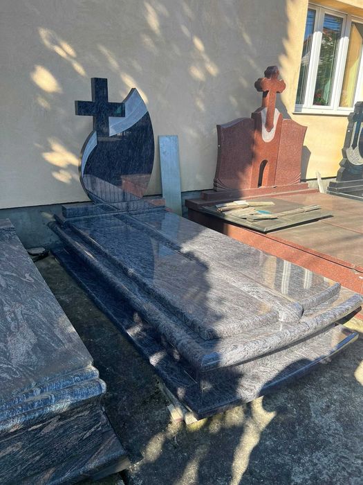 Monumente funerare