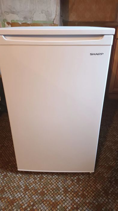 Продавам малък хладилник