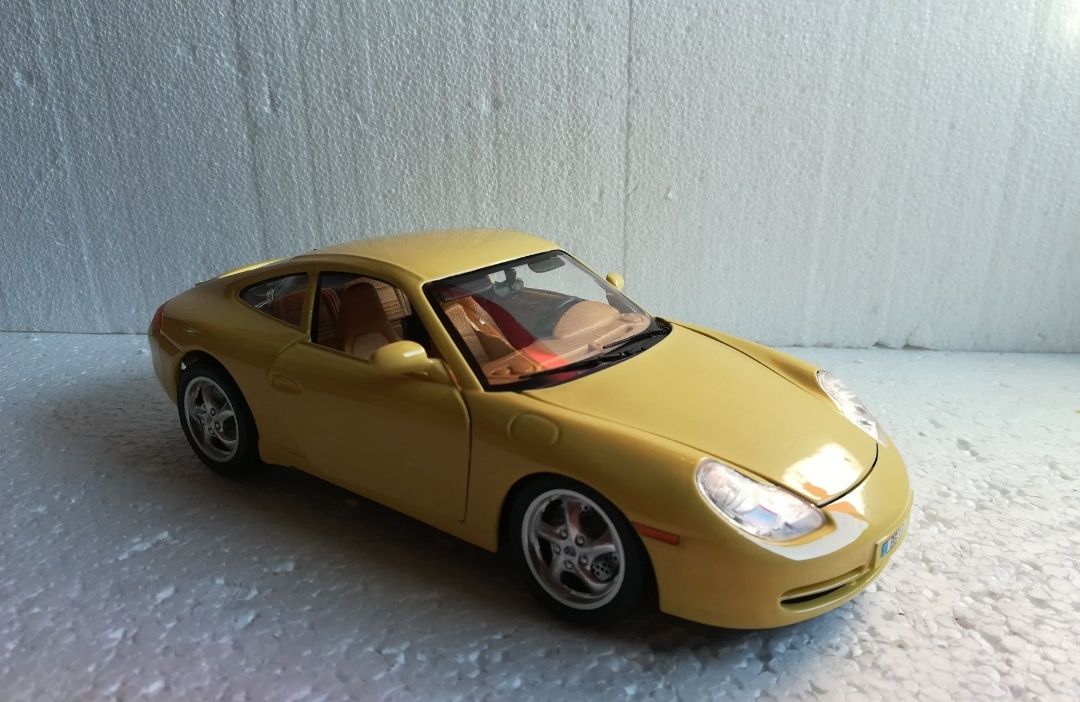 Porsche Carrera 911 bburago 1:18
Scara 1:18
Bburago

Pozele reflectă r