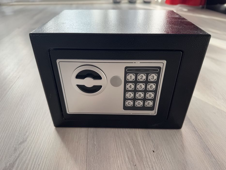 Seif cu pin si cheie