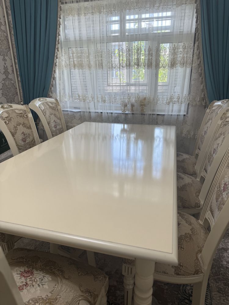 Продаю стол большой с 8 стульями