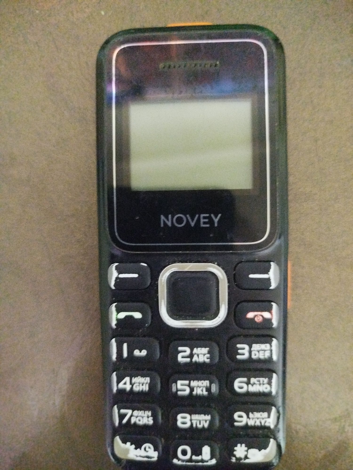 Novey knopochniy telefon