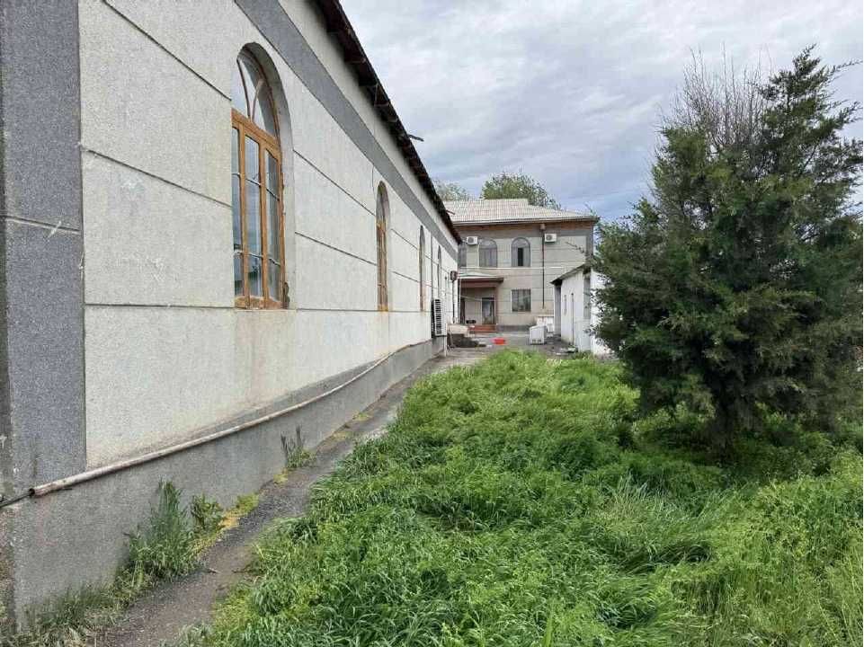 Zomin tumanida Savdo va maishiy xizmat binosi sotiladi