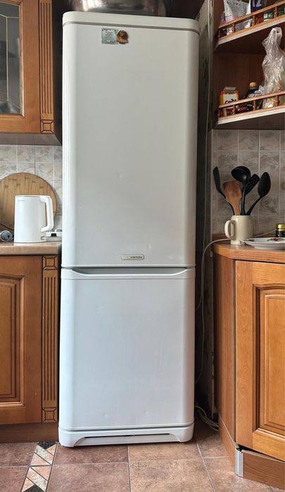 Холодильник марки Ariston