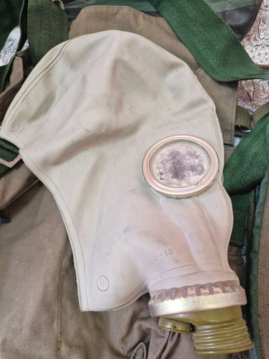 Продават се стари военни принадлежности