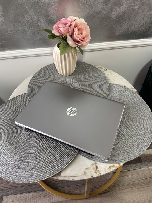 Laptop Hp G6 15.6” i5 8th, 16Gb Ram DDR 4, 256 SSD, 2Gb AMD Radeon.