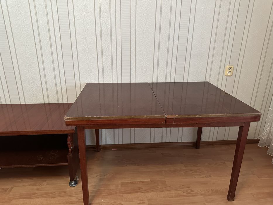 Продам гостевой стол, журнальный столик и кровать