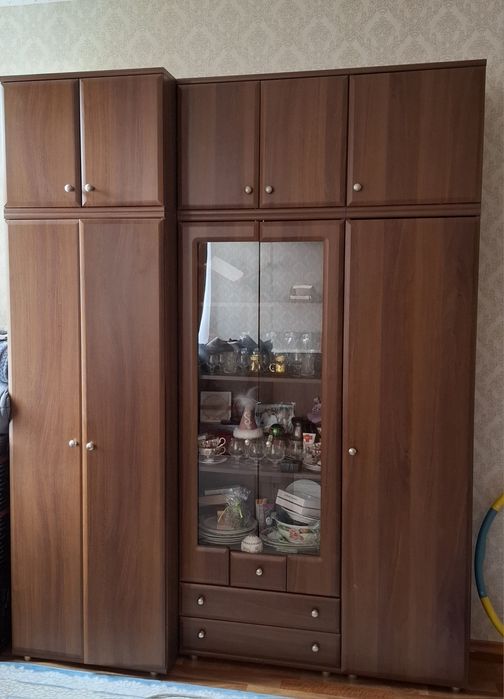 Продам 2 шкафа, стол со стульями