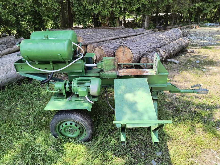 Spărgător lemne cu rampa hidraulica și cârlig remorcare.