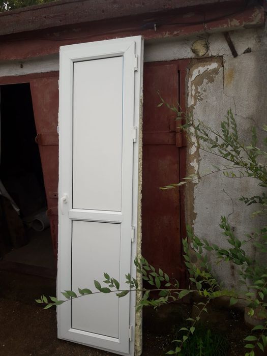 Дверь пластиковая б/у