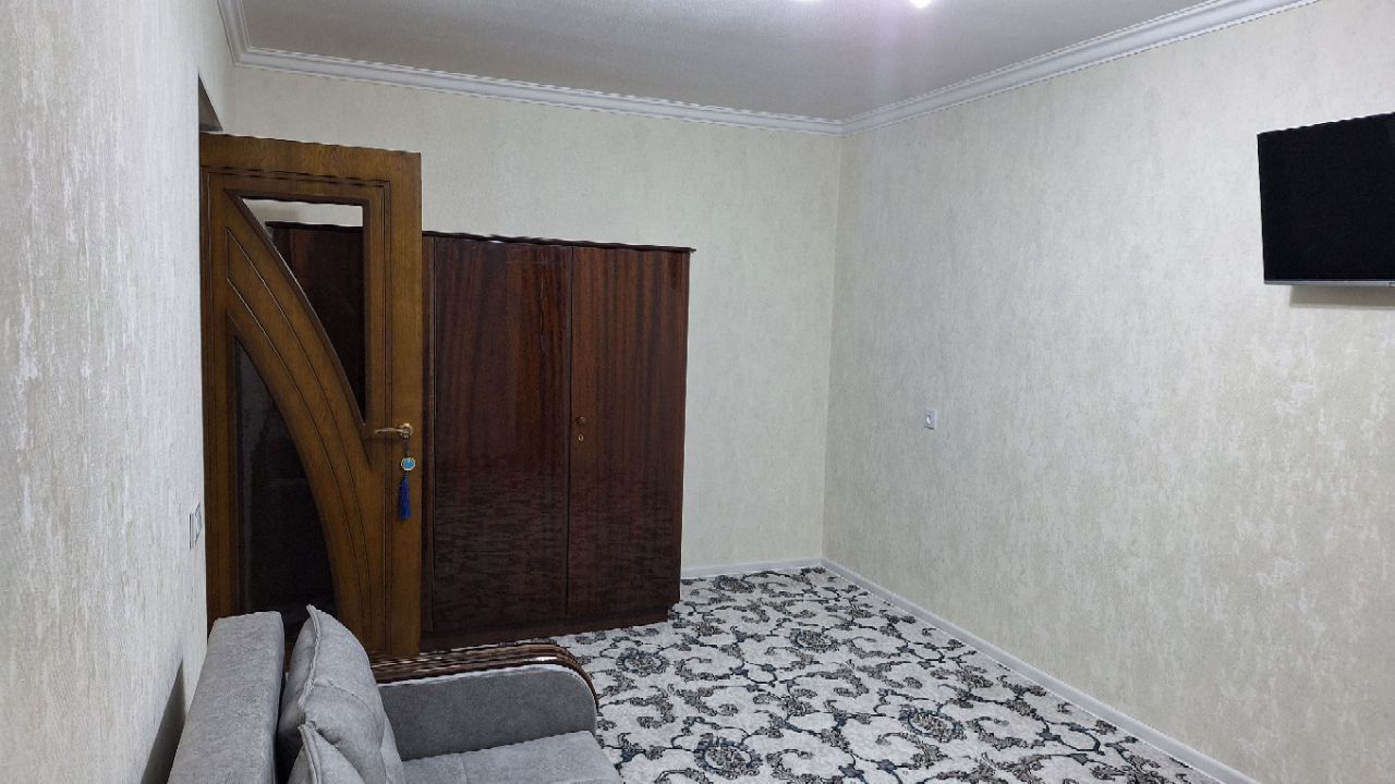 Арендага 1 хона 1 этаж Азиз бозорга якин жойлашган.Агентство