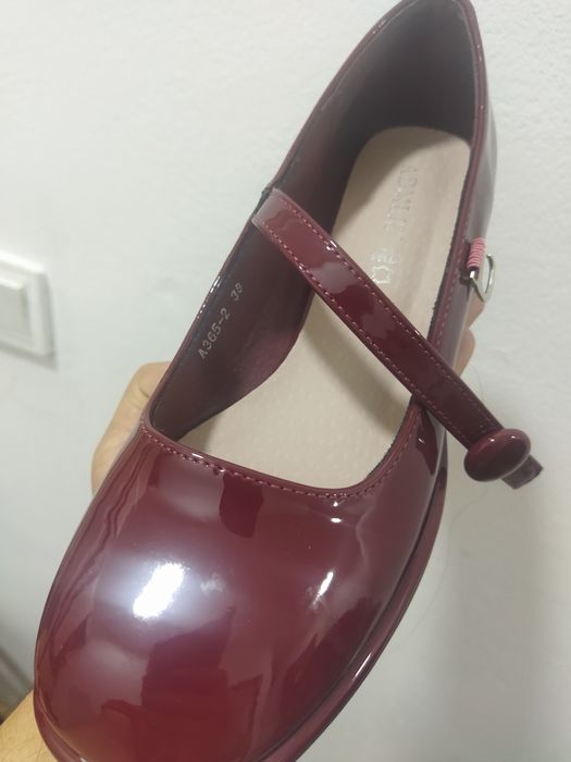 Продаются женские туфли. Для подростков. Новые,  ни разу не носили.