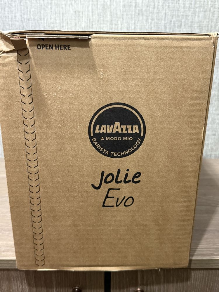 Продавам чисто нова кафемашина Lavazza A Modo Mio Black-с капсули