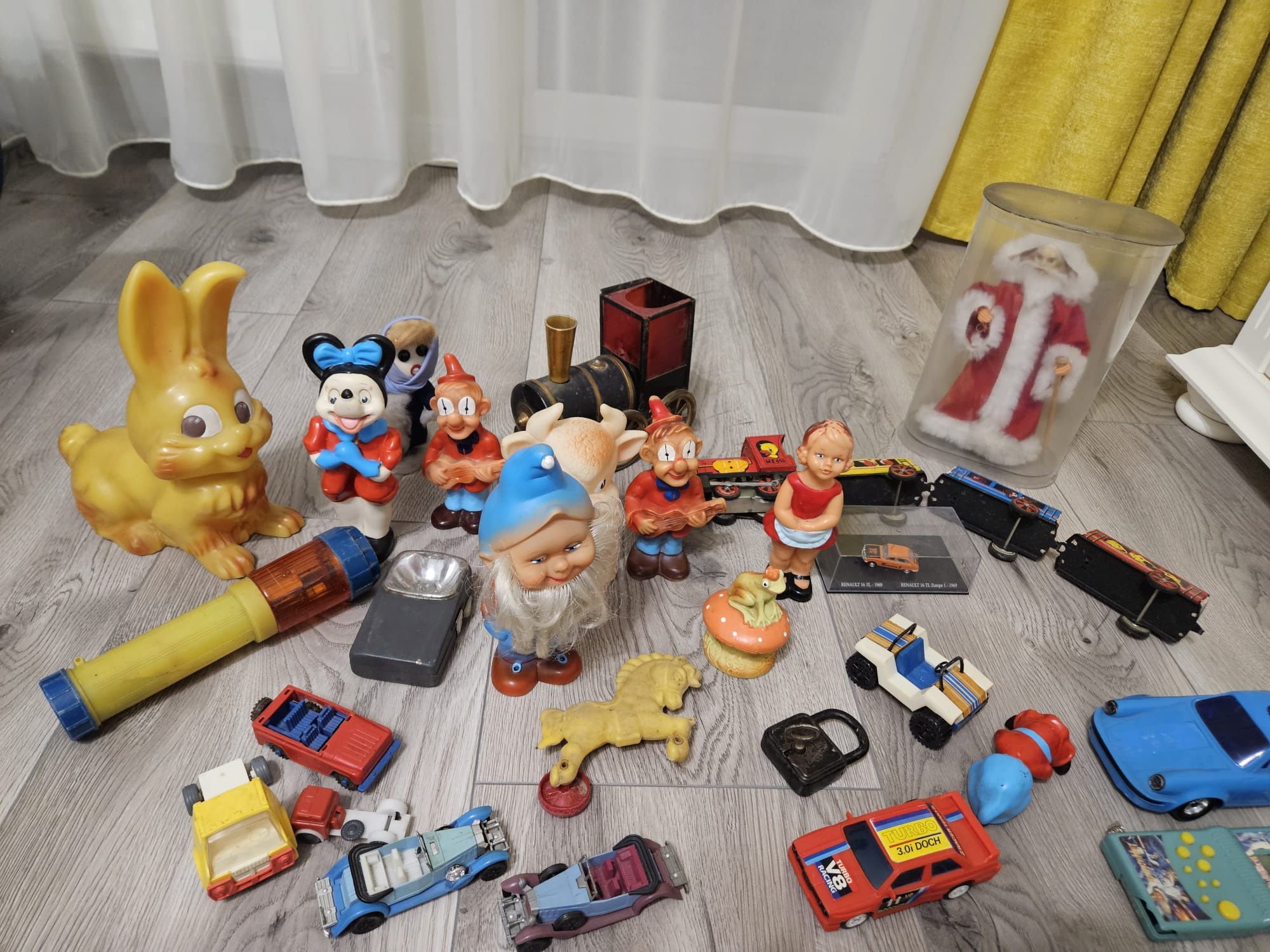 Jucării și obiecte vechi românești
