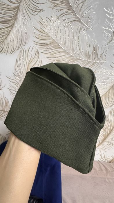 Продаю пилотки галстуки.           .            .