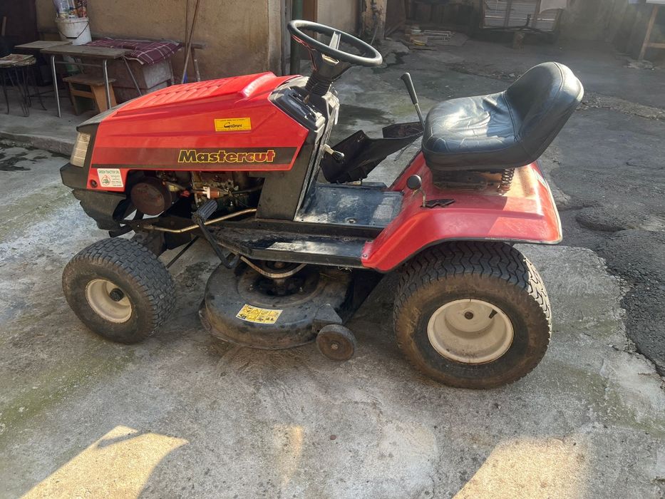 Tractoras tuns iarba