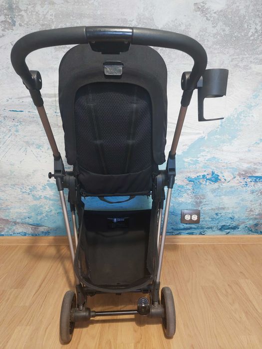 Cărucior Cybex Melio Black – ușor, elegant, bine întreținut