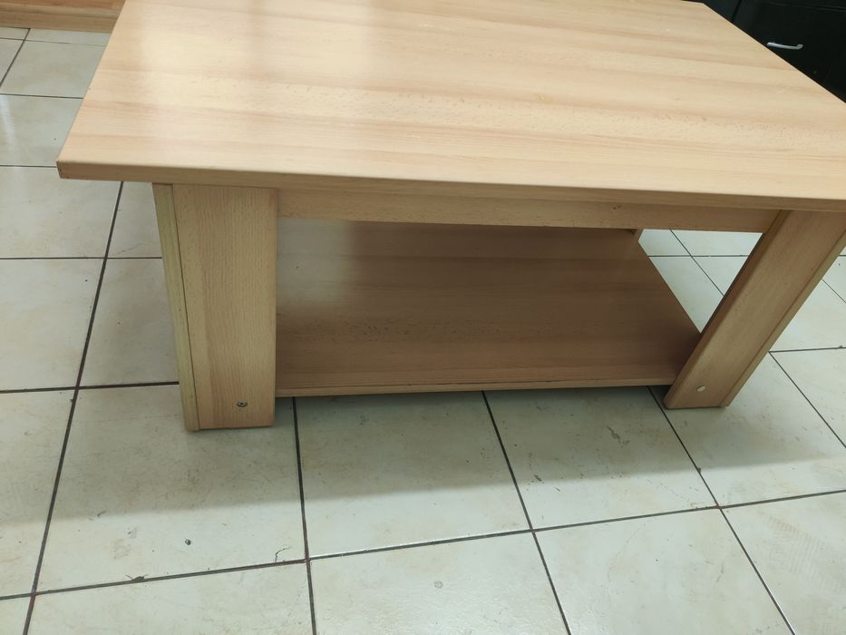 Masă mică și cuier