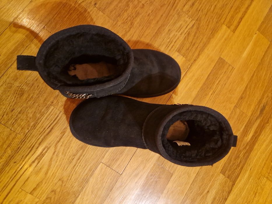 Vând cizme UGG negre, mărime 36