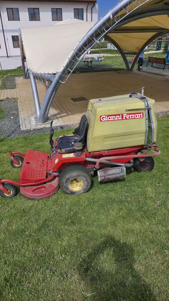 Tractor tuns iarba
