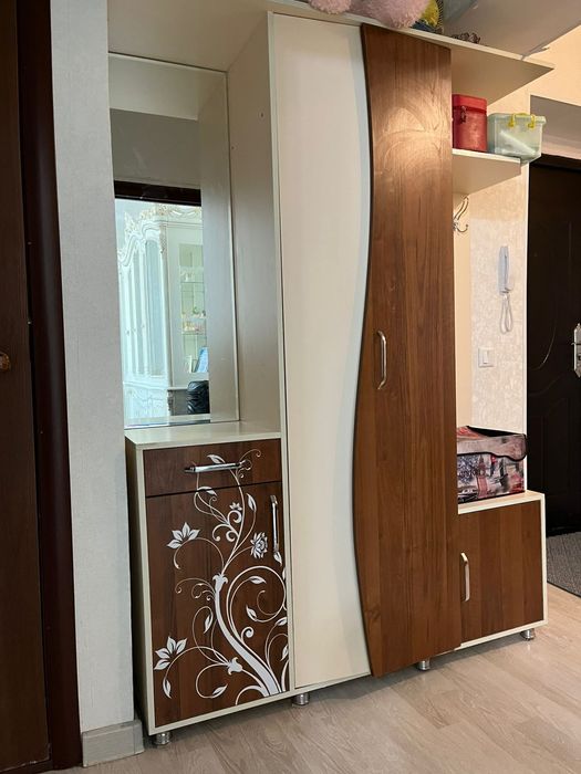 Прихожка шкаф сатылады.