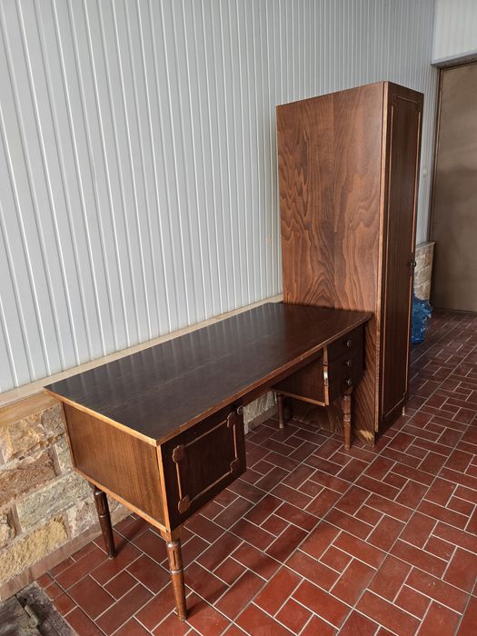 Мебель сотилади хамма жойи бутун, ишлатиш мумкин.