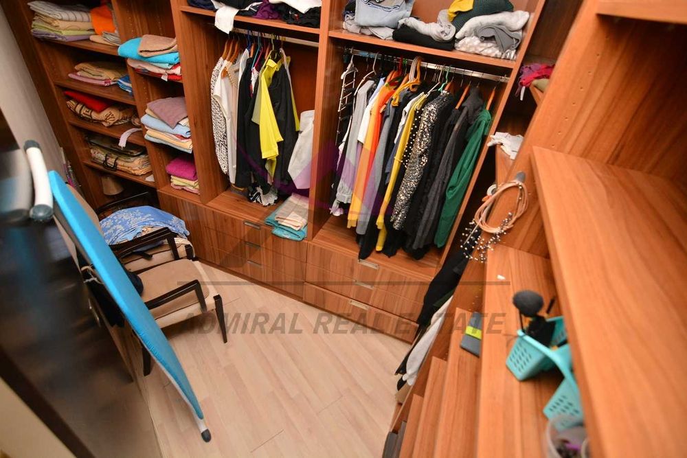 Атрактивен-многостаен-Ален Мак