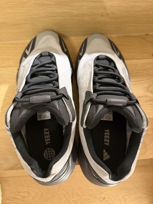 Adidas Yeezy 700 MNVN