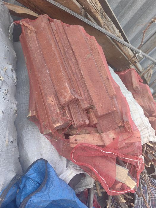 Дрова из древесных материалов и древесины