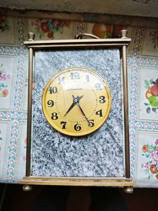 Продаю стол и советские часы.