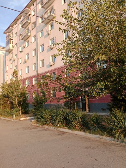 7qavatli turarjoy xonadonidan 5-qavati zudlik bilan sotiladi.