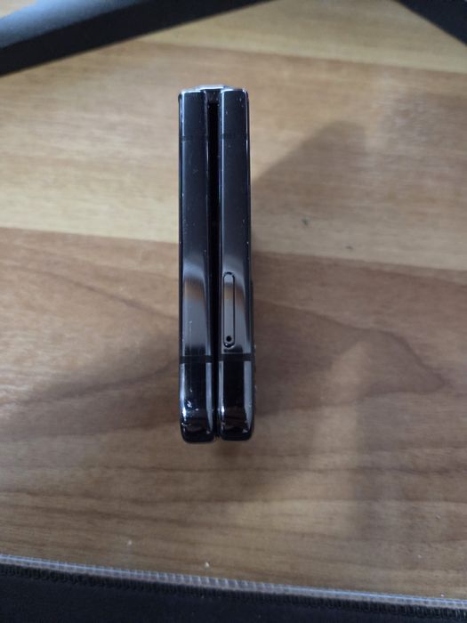 Z flip 4 cu display defect