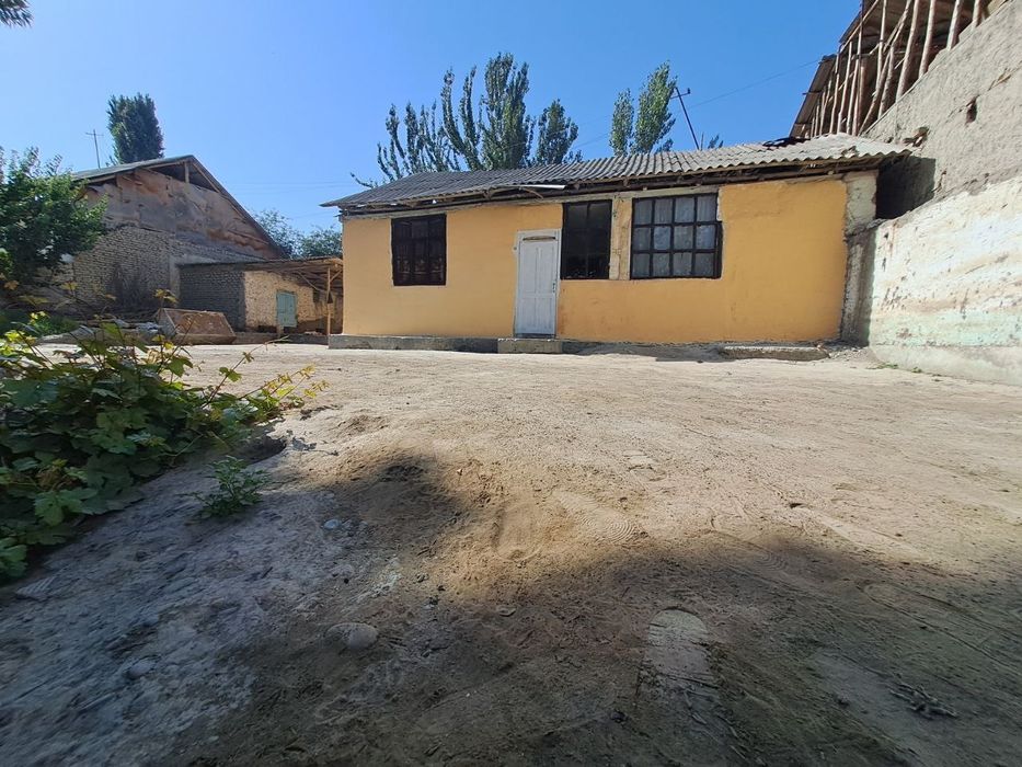 Hovli uy sirochna sotiladi