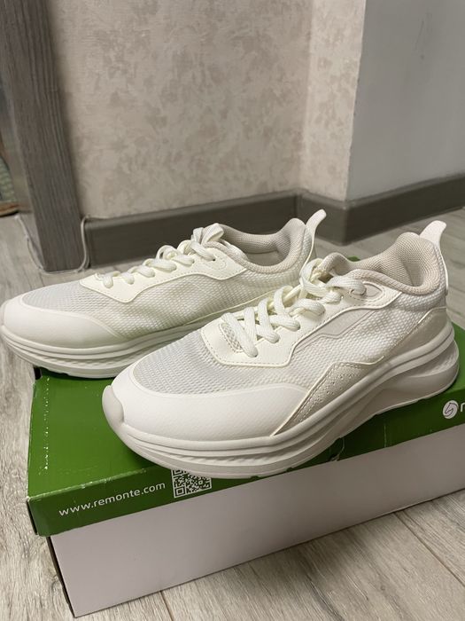 Кроссовки новые белые размер 38