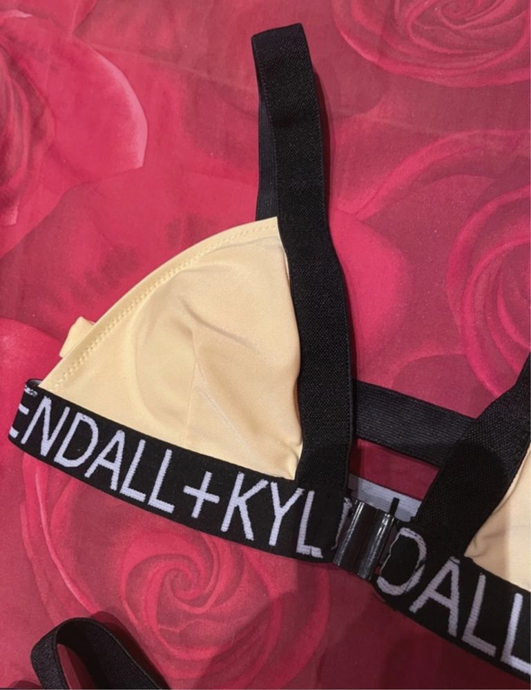 Costum de baie Kendall + Kylie nou