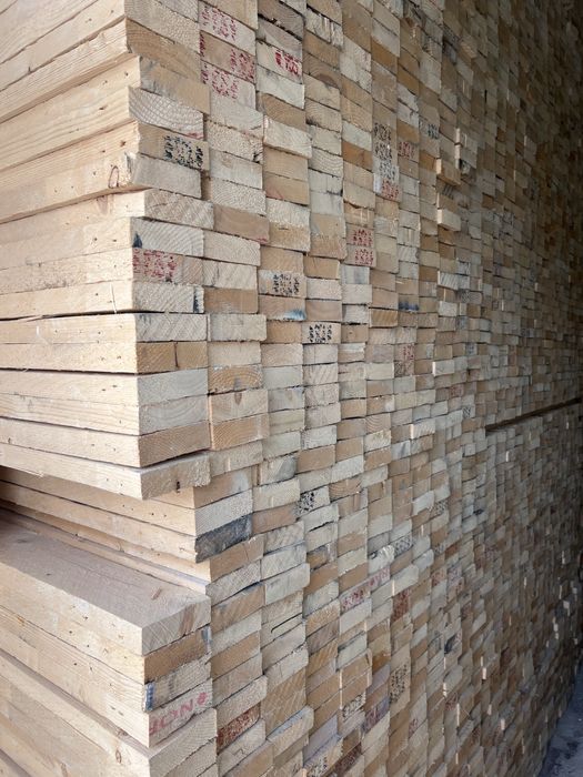 Pol uchun taxta sotiladi.