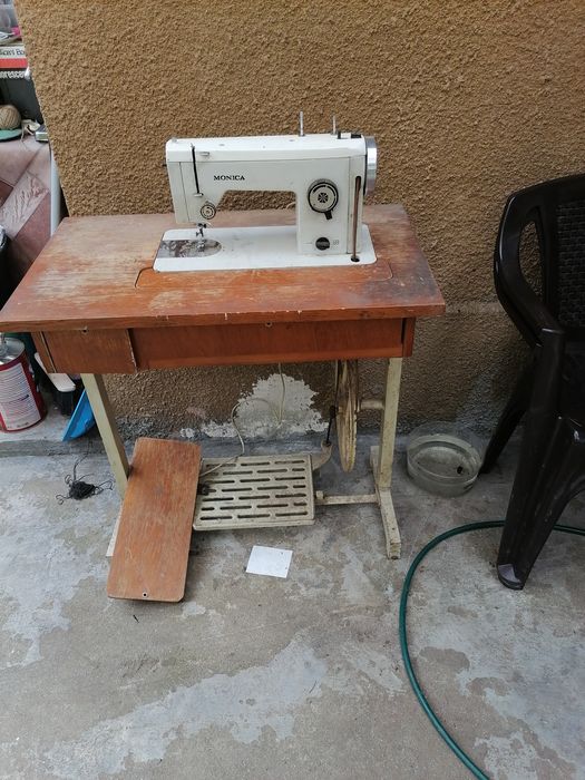 Mașina veche de cusut Monica