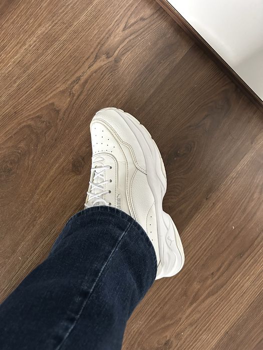 PUMA- бели обувки.