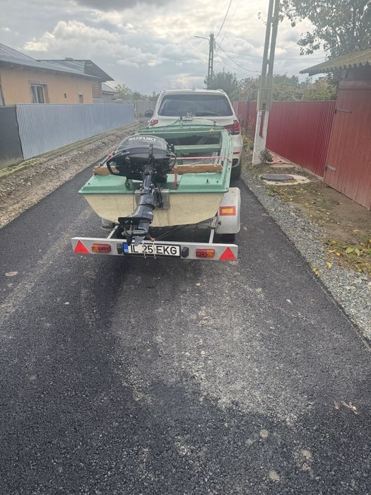 vand barca pescuit cu motor si peridoc