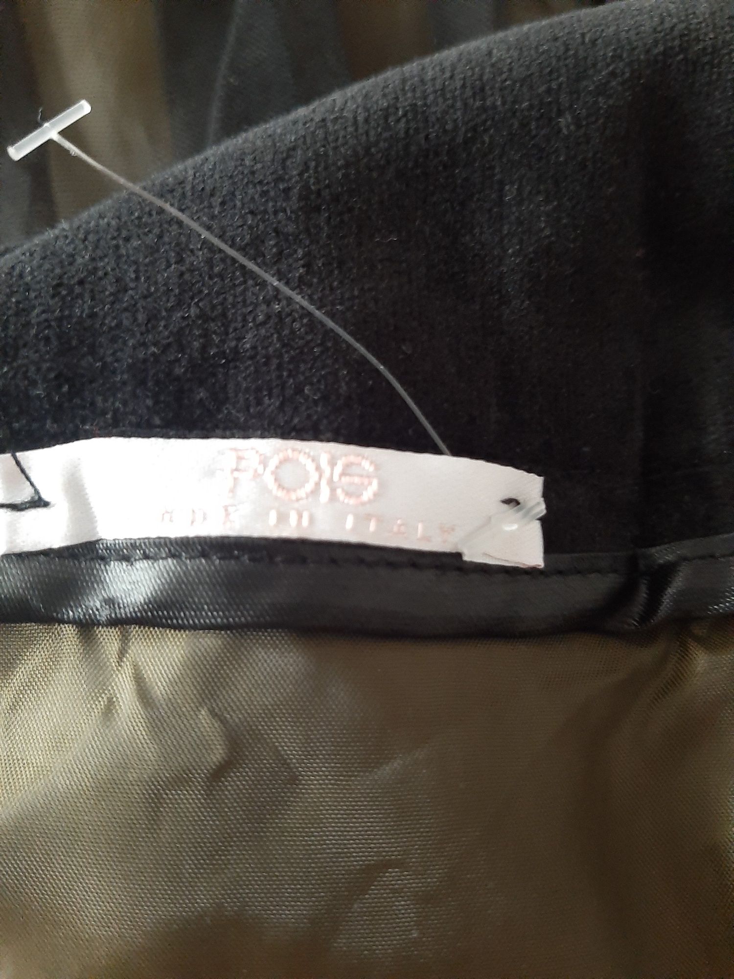 Fustă elegantă cu broderie. Nouă fără etichetă
