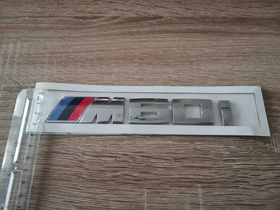 сребристо лого BMW M60i