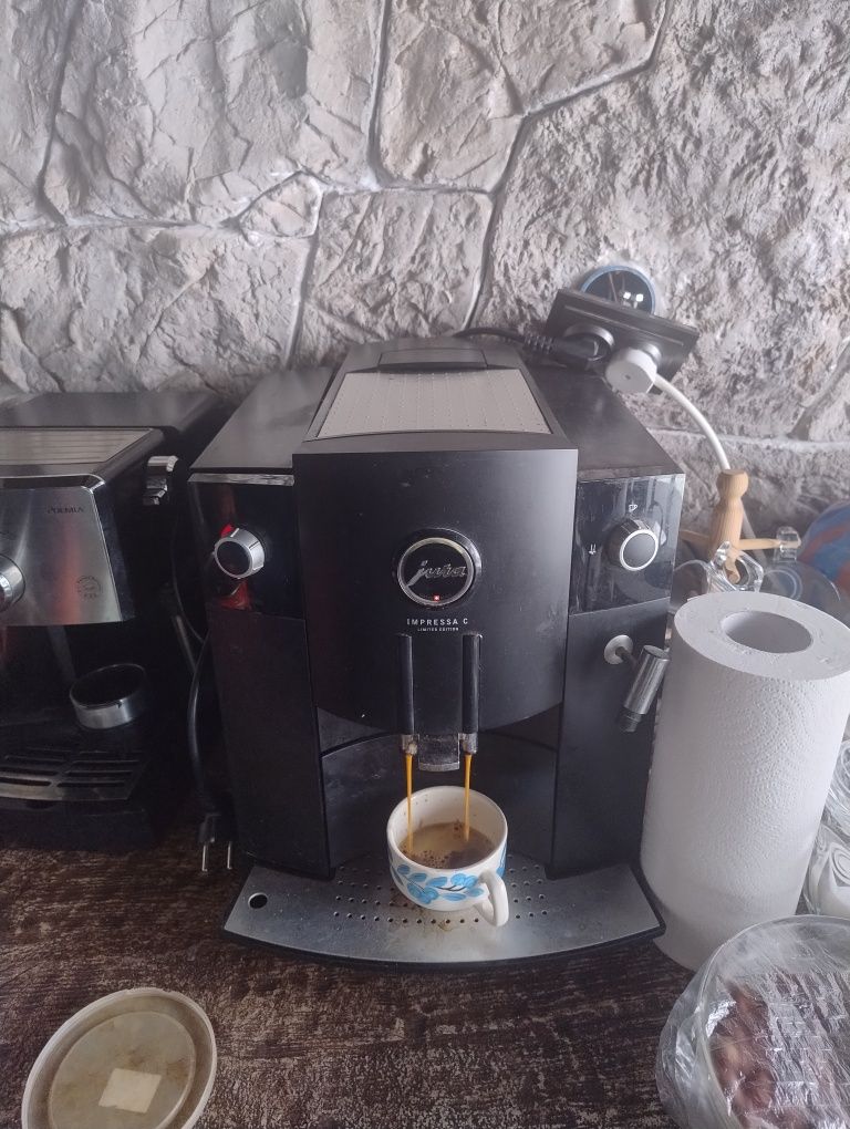 Продавам  кафе машина 2броя Jura  с 5