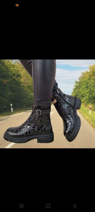 Ghete din piele lacuita