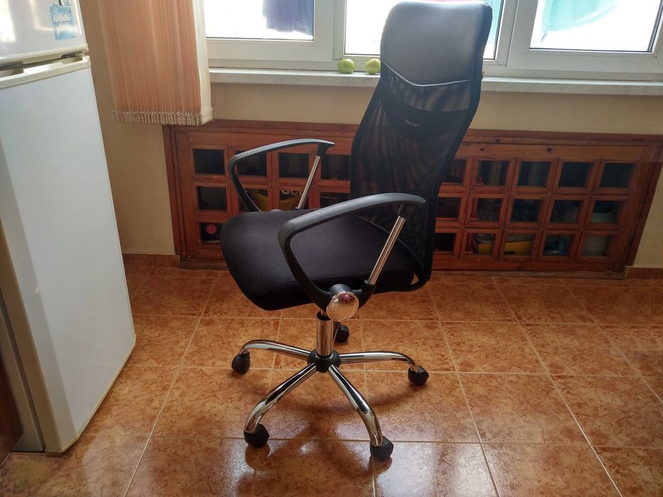 офис стол черен метален