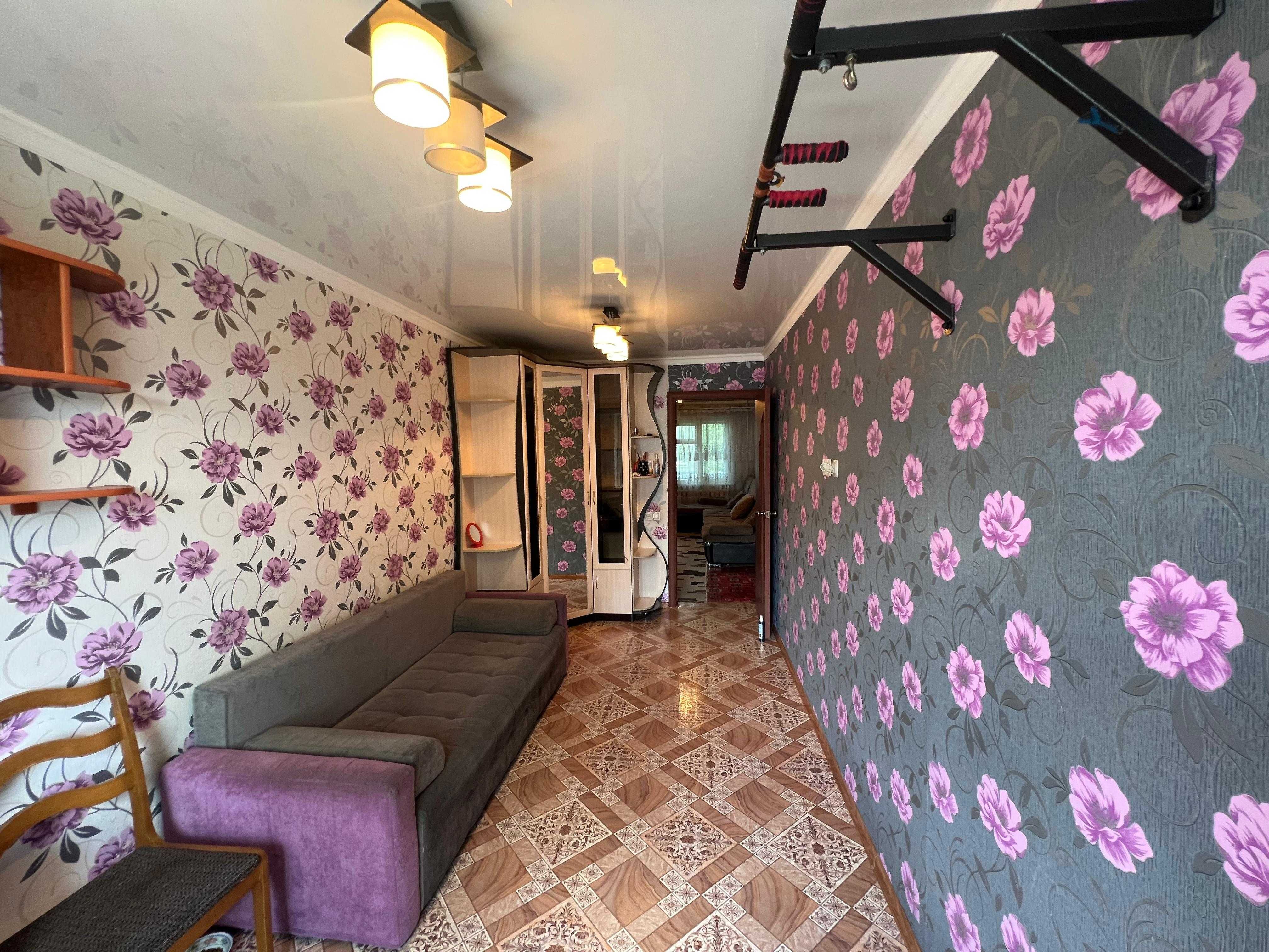 Продаю 2-комн. Абдирова, распашонка, не угловая, 3 этаж, зол.квадрат