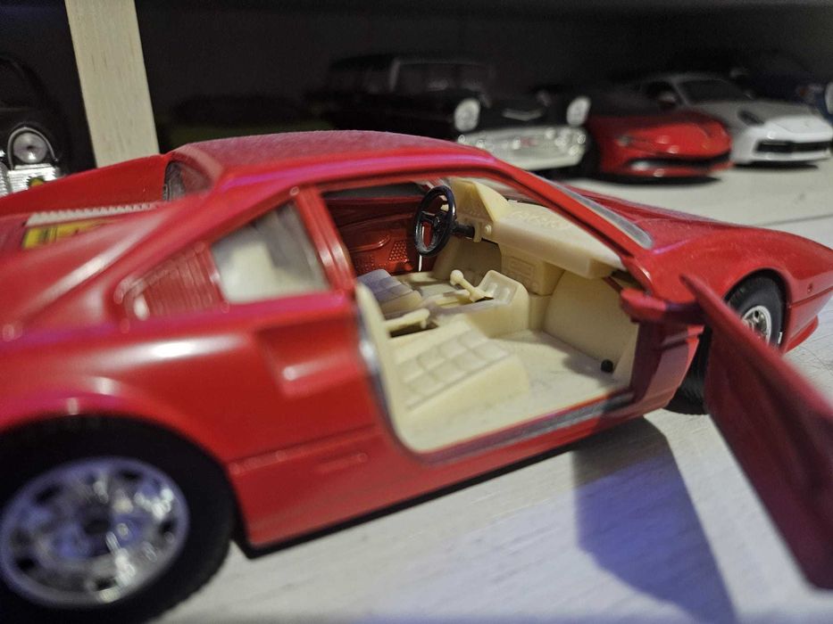 Macheta Bburago Ferrari 308 GTB , scara 1 : 24