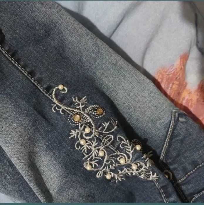 Blug casual cu model floral margele si pietricele