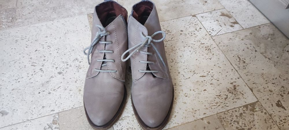 Vând ghete scurte dama, piele nabuc